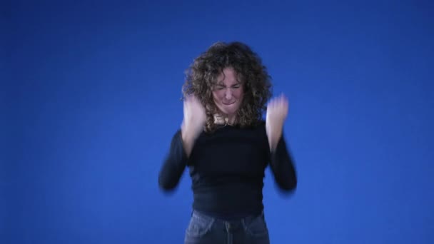 Glückliche Frau Reckt Die Fäuste Die Luft Und Feiert Den — Stockvideo