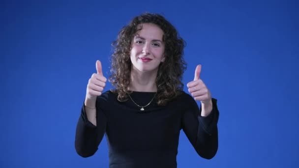Osoba Podająca Kciuki Kamery Stojąc Niebieskim Tle Kobieta Pokazuje Znak — Wideo stockowe