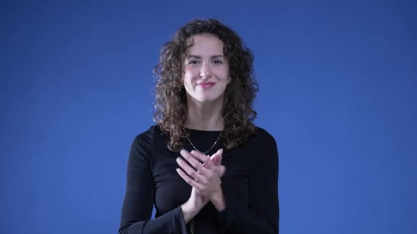 Žena Tleskání Ruce Blahopřání Diváka Stojící Modrém Pozadí Při Pohledu — Stock video
