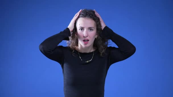 Femme Choquée Mettre Les Mains Sur Dessus Tête Regardant Caméra — Video