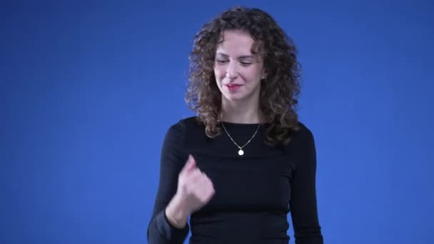 Ντροπαλή Νεαρή Γυναίκα Γιορτάζει Ήσυχα Την Επιτυχία Χαρούμενη Γλώσσα Του — Αρχείο Βίντεο