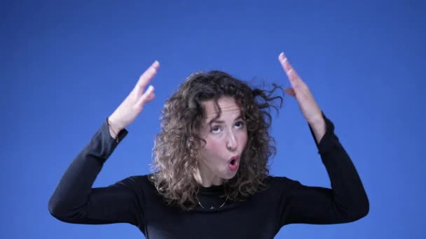 Engraçado Mulher Imitar Cabeça Explosão Fundo Azul Chocado Ainda Divertido — Vídeo de Stock