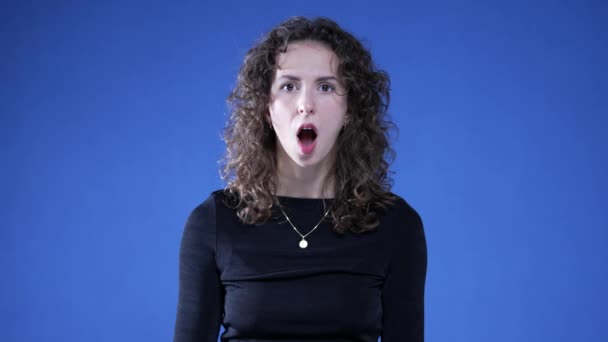 Шокированная Женщина Реагирующая Неверием Открытый Рот Удивлена Реакцией Глядя Камеру — стоковое видео