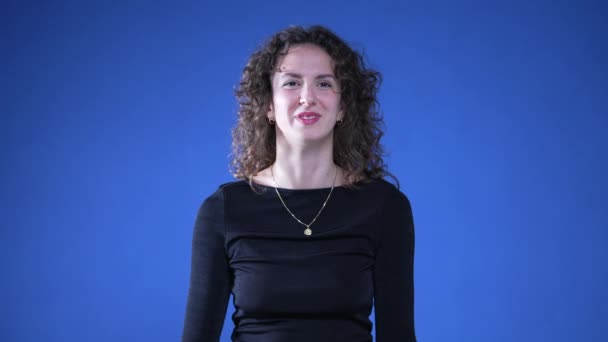 Frau Lacht Und Lächelt Auf Blauem Hintergrund Authentische Person Wirklichen — Stockvideo