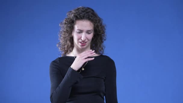 Жінка Демонструє Відмову Від Поганого Запаху Махає Рукою Огиді Стоячи — стокове відео