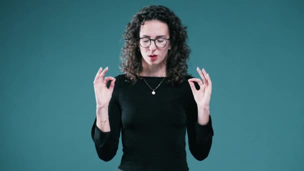 Mujer Tomando Una Respiración Profunda Practicando Mindfulness Tratando Mantenerse Calmada — Vídeos de Stock