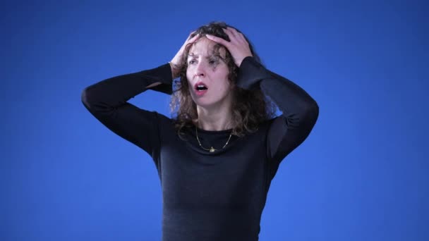 Besorgte Besorgte Frau Reagiert Mit Schock Und Verzweiflung Auf Nachrichten — Stockvideo