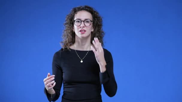 Inteligentní 20S Dospělá Dívka Nastavení Brýle Čtení Zatímco Stojí Modrém — Stock video