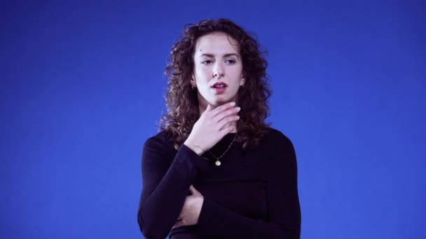 Pensive Femme Ayant Idée Révolutionnaire Sur Fond Bleu Eureka Moment — Video