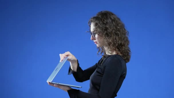Kobieta Otwierająca Laptopa Stojąca Niebieskim Tle Tech Savy Osoba Użyciu — Wideo stockowe