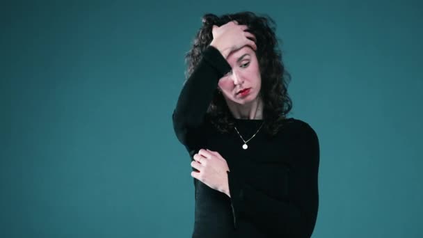 緊張した人 爪を噛み 精神的圧力の中でくしゃみ 女性は不安に苦しむ — ストック動画