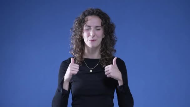 Mujer Orgullosa Apuntando Uno Mismo Dando Pulgares Hacia Arriba Reconociendo — Vídeos de Stock