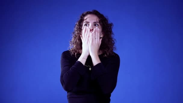 Besorgte Frau Reagiert Auf Nachrichten Mit Schock Und Verzweiflung Auf — Stockvideo