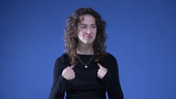 Žena Blahopřeje Tím Tleská Rukama Ukazuje Sebe Znamením Samolibosti Pro — Stock video