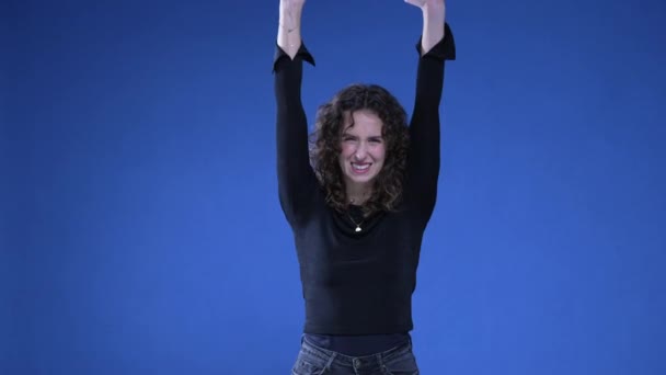Щаслива Жінка Святкує Успіх Піднімаючи Кулаки Повітрі Дивлячись Камеру Стоячи — стокове відео