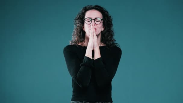 困難な時期に助けを求めて神に祈りながら目を閉じている女性 助けと神の介入を求める人 — ストック動画