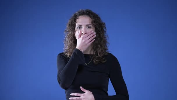 Förvånad Kvinna Reagerar Med Otro Genom Att Täcka Munnen Med — Stockvideo