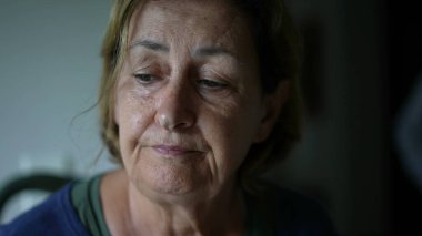 Hüzünlü, melankolik, derin düşüncelere dalmış, yaşlı, beyaz kadın duyguları depresif ve kasvetli.