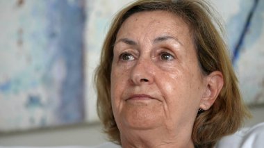 Derin zihinsel yansıması olan düşünceli bir son sınıf öğrencisi kanepeye oturmuş kafa yoruyor. Düşünceli, yaşlı, beyaz bir kadın karar ya da geçmiş olayları düşünüyor.