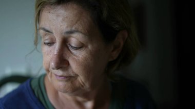 Hüzünlü, melankolik, derin düşüncelere dalmış, yaşlı, beyaz kadın duyguları depresif ve kasvetli.