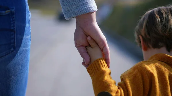 anne, çocuk, birleşik, eller, seyahat, dışarıda, basit, anlamlı, eylem, gösteri, zamansız, bağ, aile, sevgi, yürüyüş, ileri, yol, bağlantı, birlik, beraberlik, ebeveyn, kavrama, gezinti, açık hava, doğa, an, ilgi, şefkat, destek.