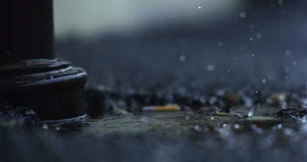 800 Fps Yüksek Hız Kamerası Asfalt Kaldırımda Yağmur Damlacıkları Yakalıyor — Stok video