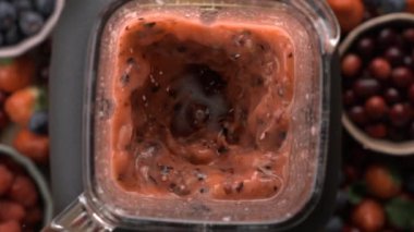 Böğürtlenlerden yapılmış sağlıklı meyve püresi, blender perspektifinin kırmızı meyveleri 800 fps 'de süper yavaş çekimde karıştırması