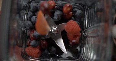 800 fps hızla blender içine süper yavaş çekimde suyla blender ekliyorum. Yaban mersini, kızılcık, ahududu ve çilekler yüksek hızda kameraya yakalanır.