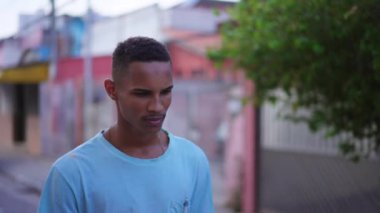 Düşünceli bir düşünceyle caddede ilerleyen içsel genç bir siyah. Düşünceli bir Güney Amerikalı Brezilyalı 'nın hayatı düşünürken çekilen görüntüler.