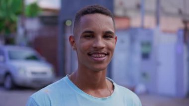 Güney Amerikalı genç bir adamın portresi kameraya gülümsüyor, neşeli, mutlu bir Brezilyalı 'nın yakından çekilmiş yüzü.