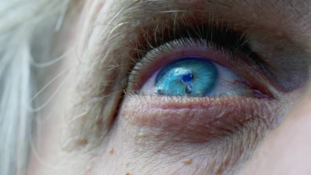 Hombre Mayor Esperanzado Mirando Cielo Macro Detalle Blue Eye Ball — Vídeos de Stock