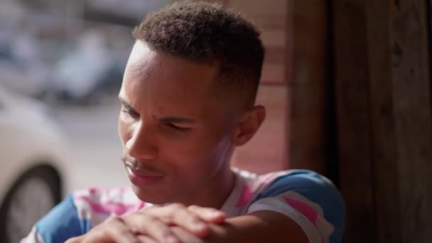 Ein Nachdenklicher Besorgter Junger Schwarzer Mann Kämpft Mit Reue Und — Stockvideo