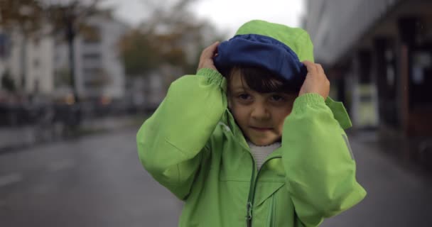 Kleine Jongen Bedekt Zichzelf Tegen Vallende Regen Met Regenjas Hoodie — Stockvideo