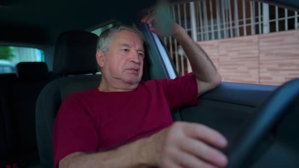 Úzkostlivý Starší Muž Uvnitř Vozidla Trpí Obavami Lítostí Starší Osoba — Stock video