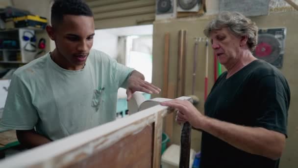Carpinteiros Que Trabalham Oficina Empregado Sênior Jovem Polimento Móveis Madeira — Vídeo de Stock