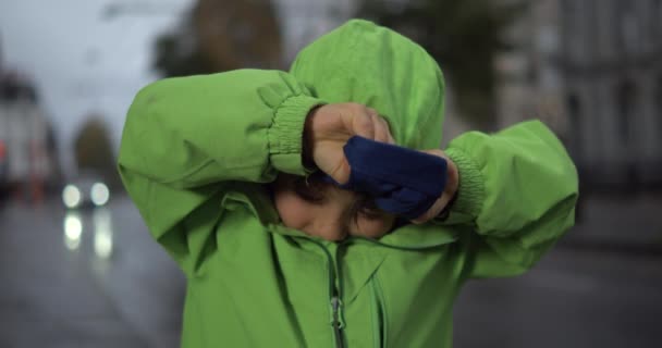 Barn Täcker Sig Från Regn Med Grön Regnrock Stående Urban — Stockvideo