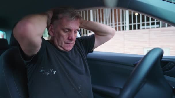 Korkunç Koşullarda Yaşlı Beyaz Adam Zorluklarla Boğuşuyor Araba Içinde Stresli — Stok video