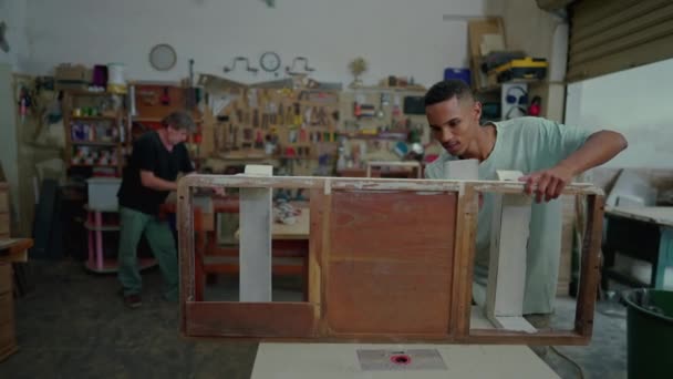 木工车间的年轻员工抛光木制家具 修理和改造旧物品 小企业的职业 — 图库视频影像