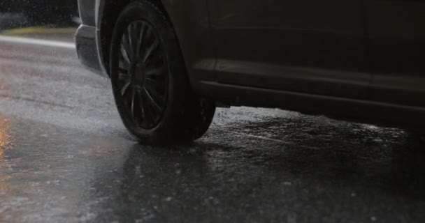 Bilhjul Kör Regnig Väg Fångas Super Slow Motion 800 Fps — Stockvideo