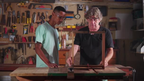 Tischler Der Der Werkstatt Mit Hilfe Von Lehrlingen Arbeitet Kleinunternehmer — Stockvideo