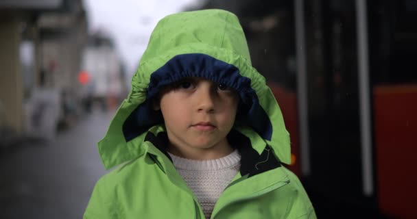 Ritratto Bambino Piedi Sul Marciapiede Sotto Pioggia Con Impermeabile Verde — Video Stock