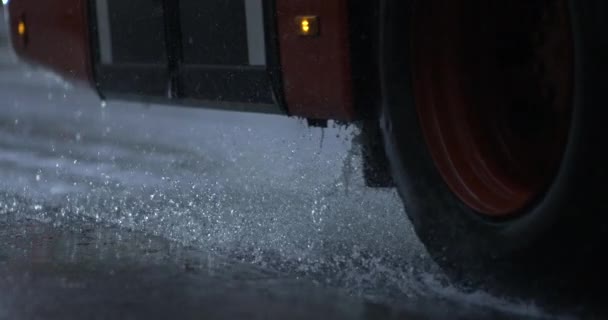 Автомобильная Шина Брызгает Водой Дождливый День Улице Тротуар Заснят Супер — стоковое видео