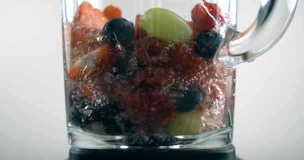 Het Mengen Van Fruit Bessen Met Blender Super Slow Motion — Stockvideo