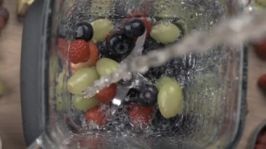 Yavaş Çekimde Meyve ve Suyu Blender, Meyve ve Üzümleri Smoothie Hazırlığı 'na 800 fps hızla ekleniyor.