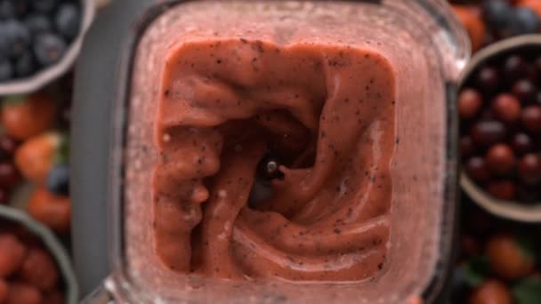 富含抗氧化剂的Berry Smoothie混合物的顶级视图 用高速相机拍摄的800 Fps的超慢动作创造了健康饮料 — 图库视频影像