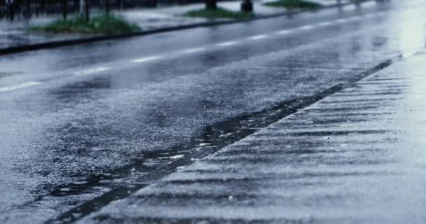 雨季の空の通りの歩道を見ると 800Fpsでスーパースローモーションで落下する滴が表示されます — ストック動画