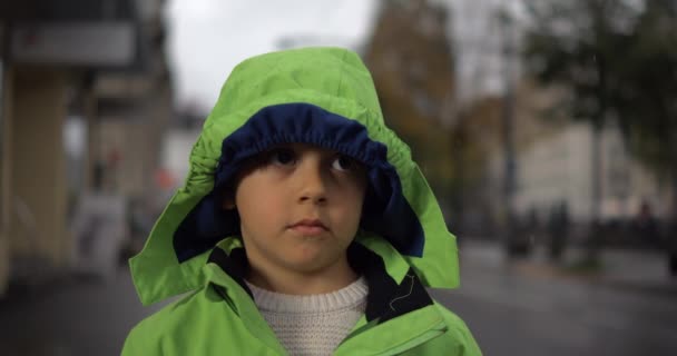Small Boy Green Raincoat Rainy Sidewalk Παιδικό Κοντινό Πρόσωπο Στην — Αρχείο Βίντεο