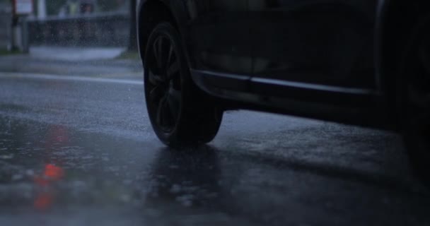 Крупный План Разбрызгивания Автомобильных Шин Rainy Road Super Slow Motion — стоковое видео