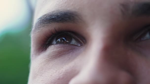 Toiveikas Nuori Musta Mies Katselee Taivaalle Macro Detail Face Eye — kuvapankkivideo