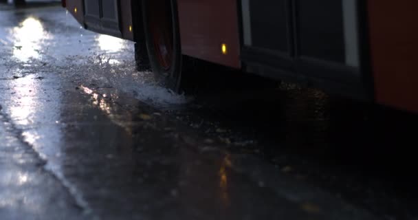 Autobus Stříkající Vodu Ulici Chodník Zachycen Vysokorychlostní Kamerou Super Zpomalení — Stock video